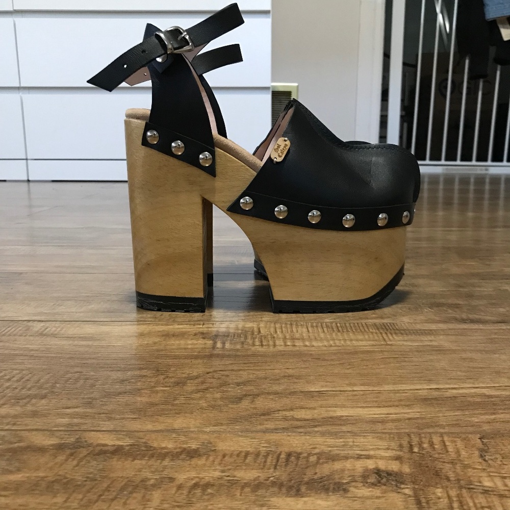 Platform clogs